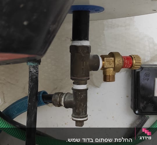 צנרת מים עם ברזים ושסתומים